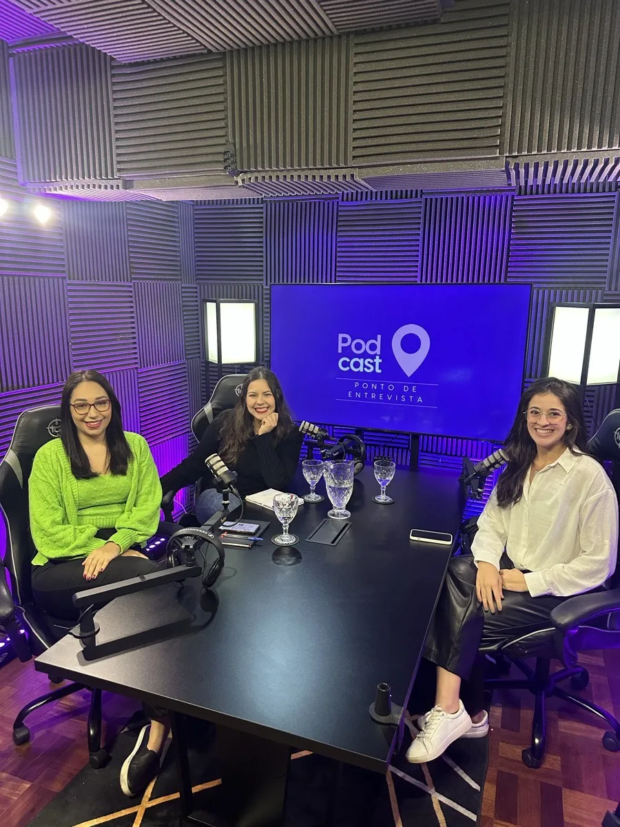 Karoline Palazzo participando de podcast